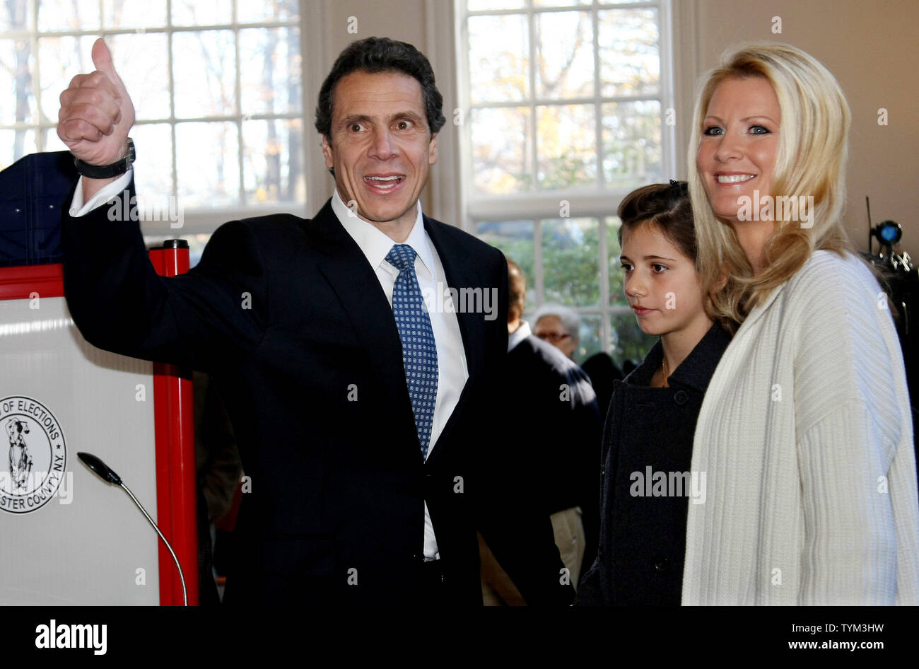 Gubernatorial Anwärter Andrew Cuomo gibt die Daumen - bis zu Anhänger, als er von seiner Tochter Michaela, 12 verbunden ist, und Freundin Sandra Lee der Food Network channel nach seiner Abstimmung am Wahltag casting am 2. November 2010 in New Castle, NEW YORK Cuomo ist derzeit der New York State Attorney General und sucht den nächsten Gouverneur zu werden, eine Position, die sein Vater in den 80er Jahren gehalten. UPI/Monika Graff. Stockfoto