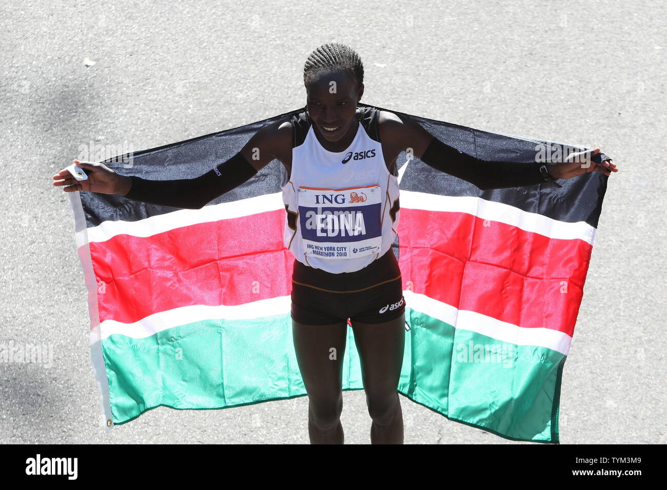 Edna Kiplagat von Kenia zieht Flagge ihres Landes nach dem Gewinn Division der Frauen' der New York City Marathon im Central Park am 7. November 2010 in New York City. Eine Schätzung 43.000 Läufer in die 26,2 km Strecke, die Winde durch die fünf Bezirke der Stadt beteiligt sind. UPI Foto/Monika Graff... Stockfoto