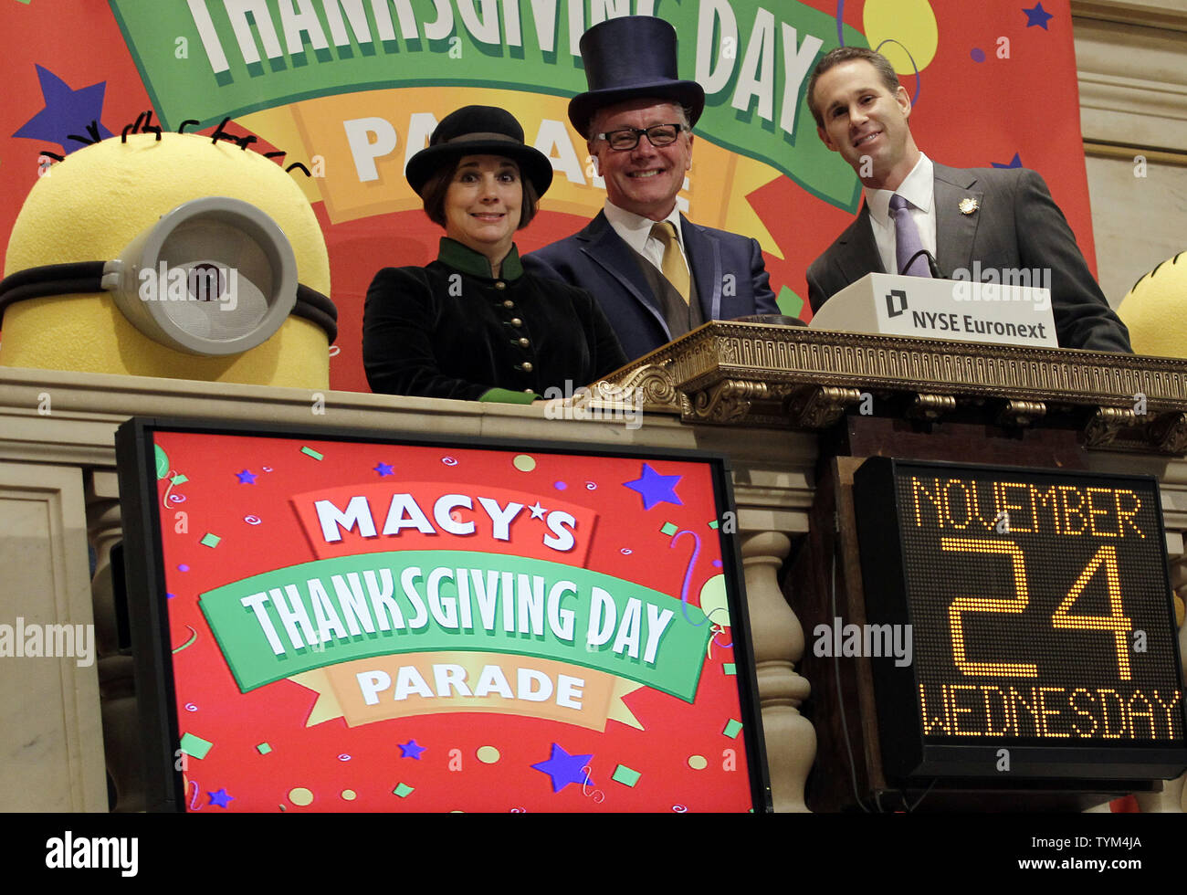 Ehemalige Executive Producer des Thanksgiving Day Parade von Macy's anzusehen Robin Hall, Executive Producer Amy Kule, und Schergen Ring der öffnung Glocke an der New Yorker Börse an der Wall Street in New York City am 24. November 2010. UPI/John angelillo Stockfoto