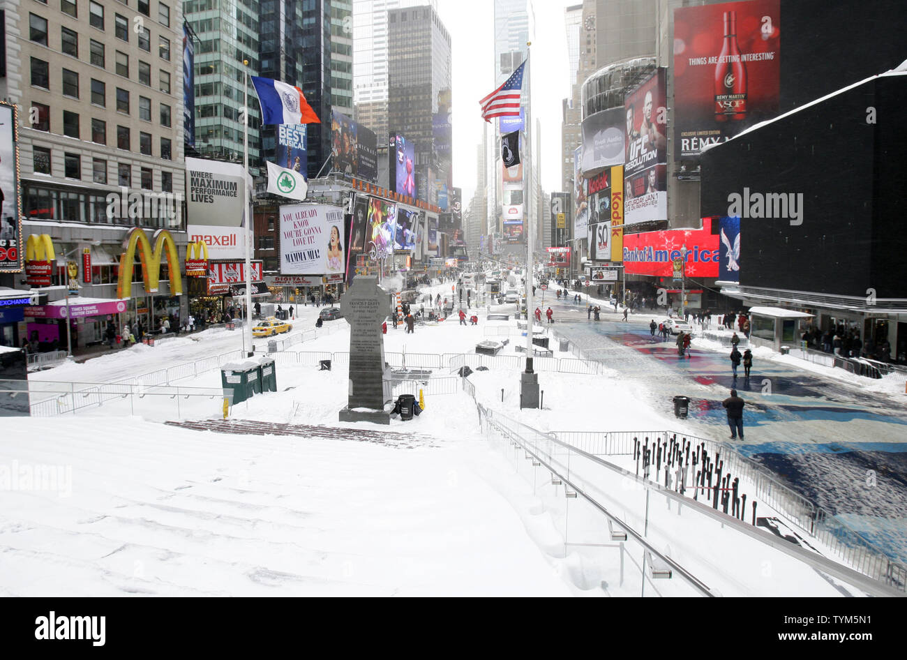 Fußgänger zu Fuß durch den Times Square nach einem Blizzard Hit den Nordosten der Vereinigten Staaten von Amerika Dumping in einigen Orten bis zu 29 Zentimeter Schnee in New York City am 27. Dezember 2010. UPI/John angelillo Stockfoto