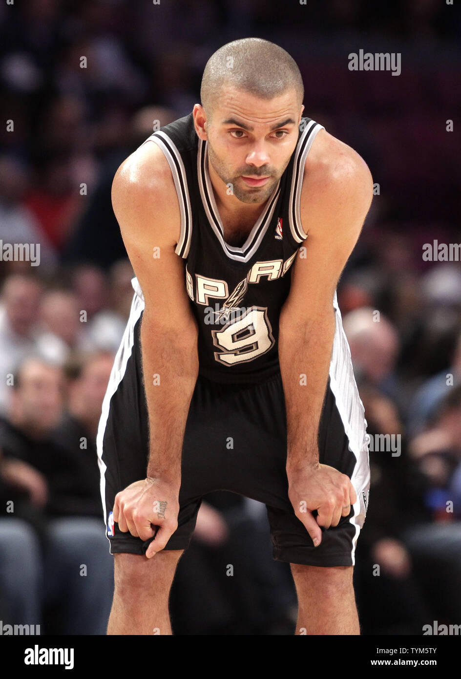 San Antonio Spurs Tony Parker wartet auf Spiel im dritten Viertel gegen die New York Knick in der ersten Hälfte im Madison Square Garden in New York City am 4. Januar 2011 aufzunehmen. Die Knicks besiegt die Spurs 128-115. UPI/John angelillo Stockfoto