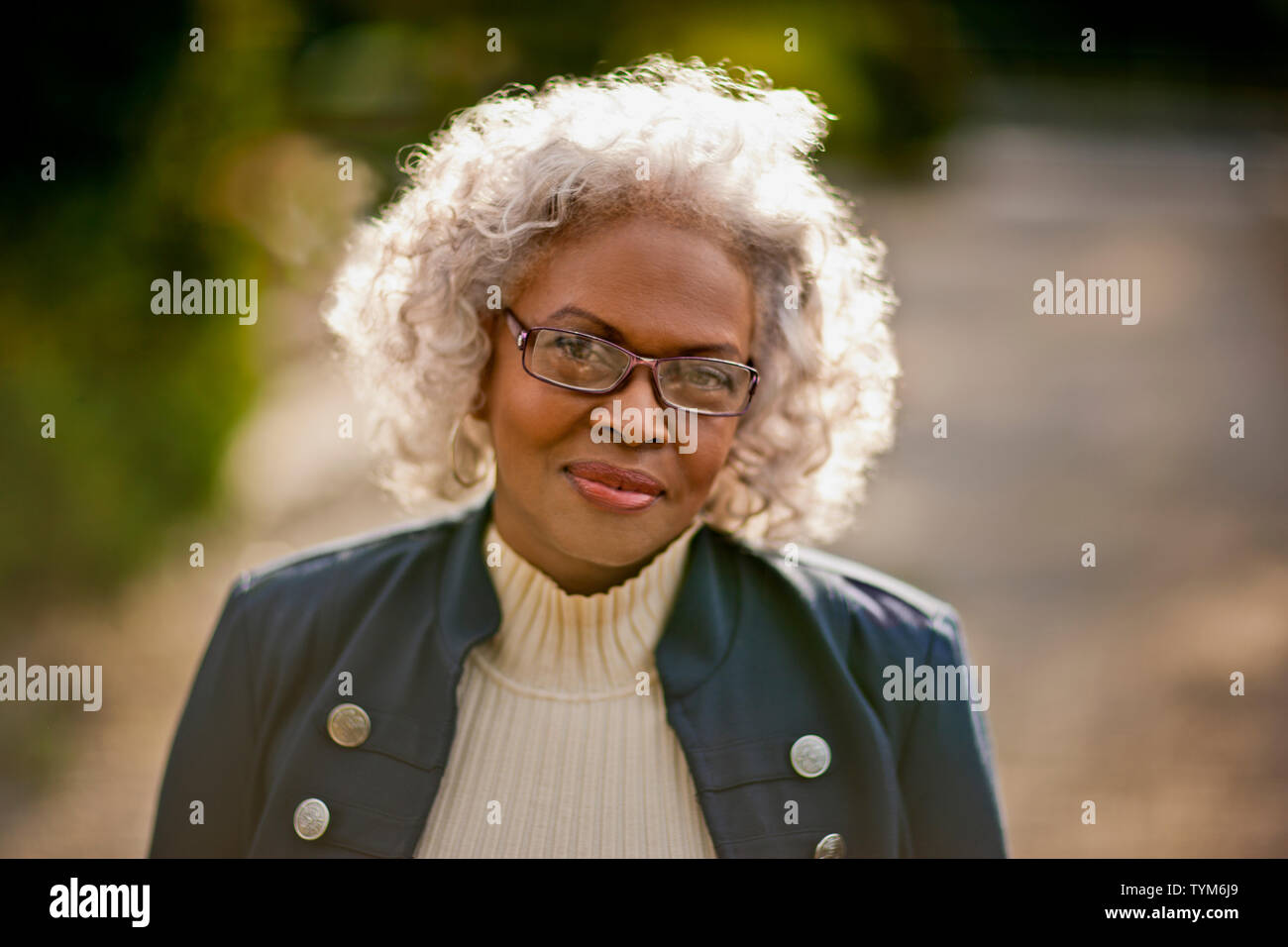 Porträt einer gerne ältere Frau. Stockfoto