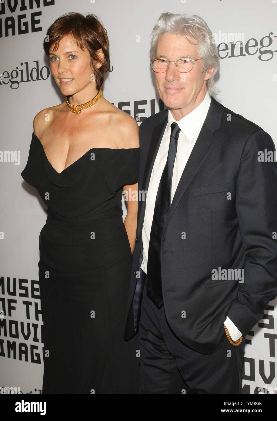 Carey Lowell und ihr Ehemann Richard Gere kommen für das Museum der Veranstaltung des bewegten Bildes, wo Schauspieler Alec Baldwin an Cipriani am 28. Februar 2011 in New York City geehrt wird. UPI/Monika Graff Stockfoto