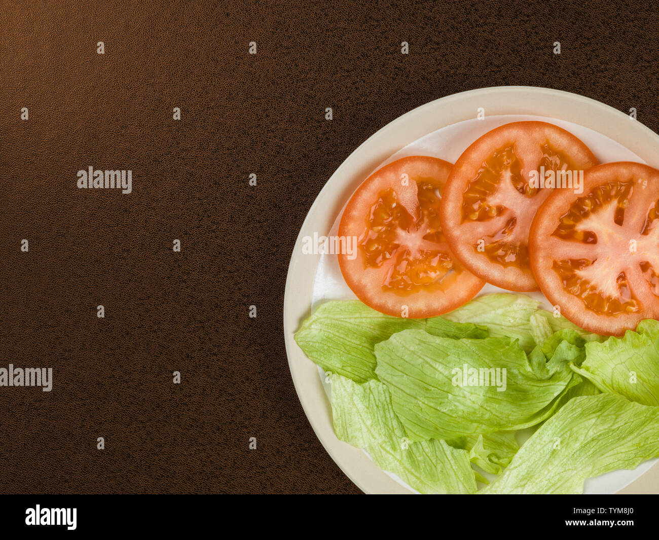 Frische gesunde Tomaten und Blattsalat Stockfoto