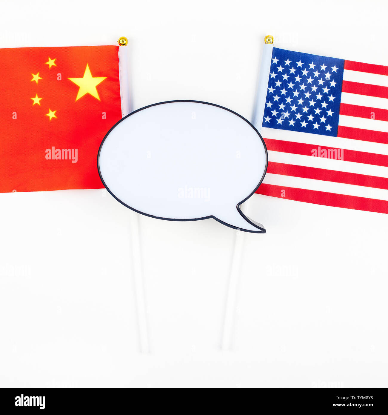 Kreative, oben flach von China und USA-Flagge und leere Blase lightbox Mockup und kopieren Sie Speicherplatz auf weißem Hintergrund im minimalistischen Stil. Konzept der Trad Stockfoto