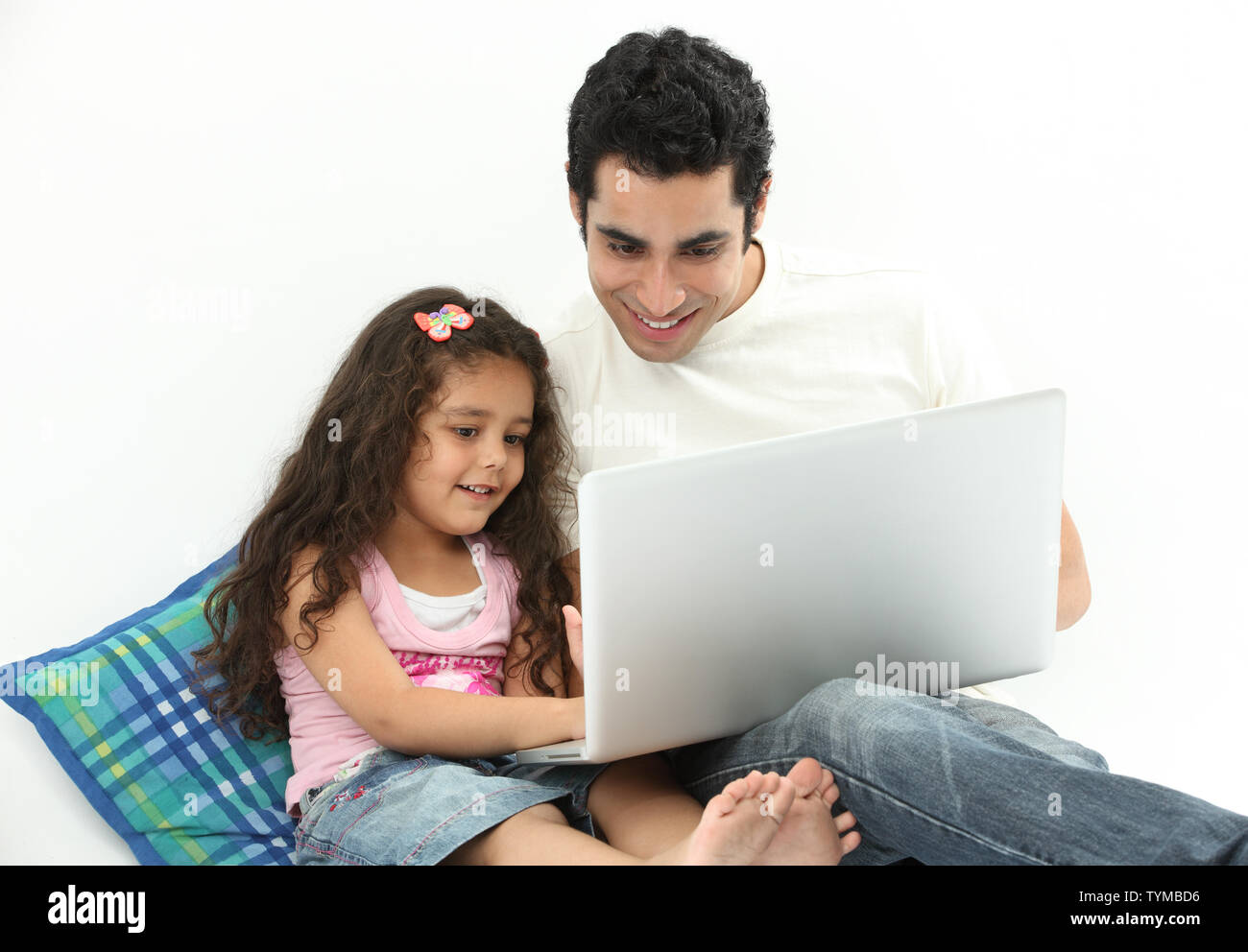 Vater und Tochter, die mit einem laptop Stockfoto