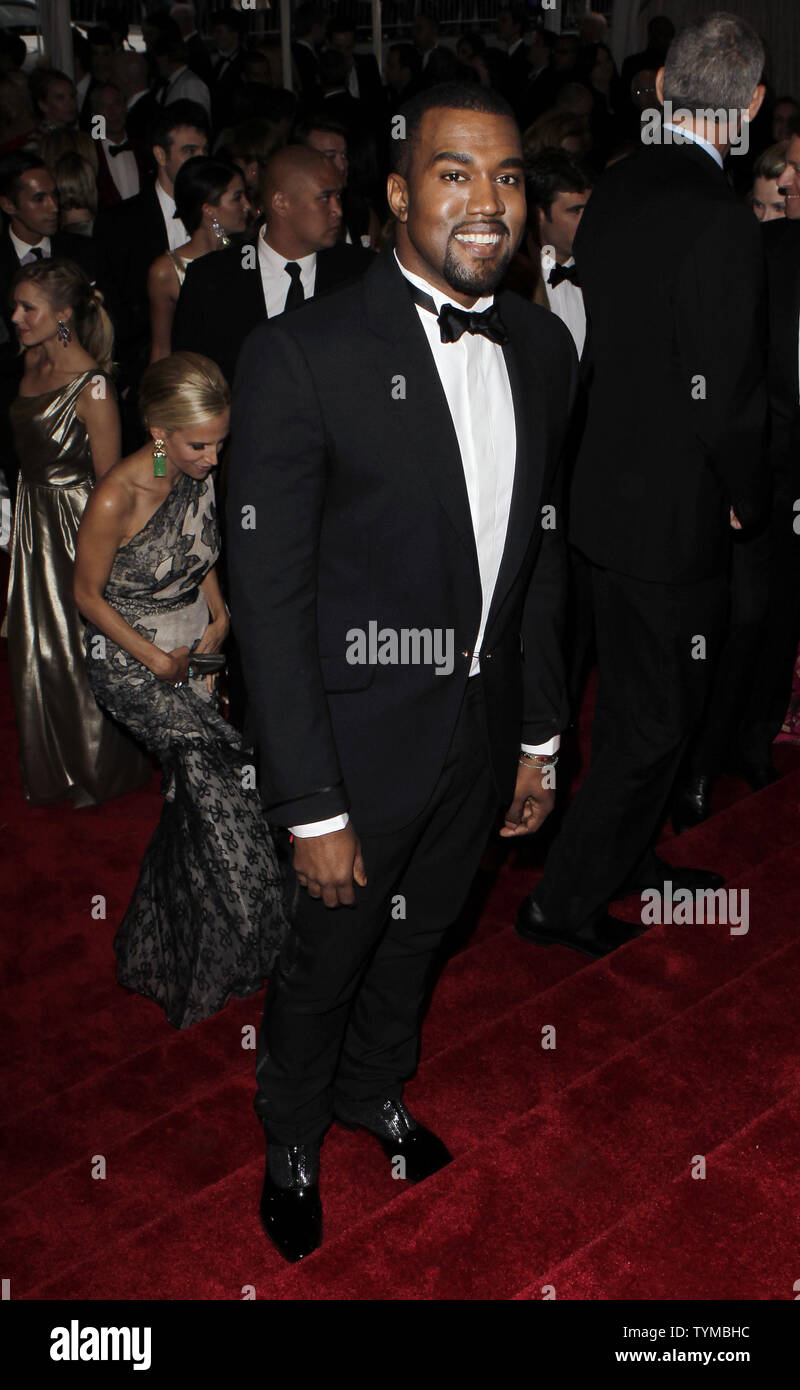 Kanye West kommt auf dem roten Teppich bei der Costume Institute Gala Nutzen feiert Alexander McQueen: Wilde Schönheit im Metropolitan Museum of Modern Art in New York City am 2. Mai 2011. UPI/John angelillo Stockfoto