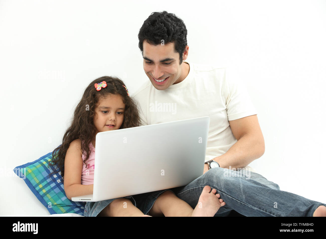 Vater und Tochter, die mit einem laptop Stockfoto