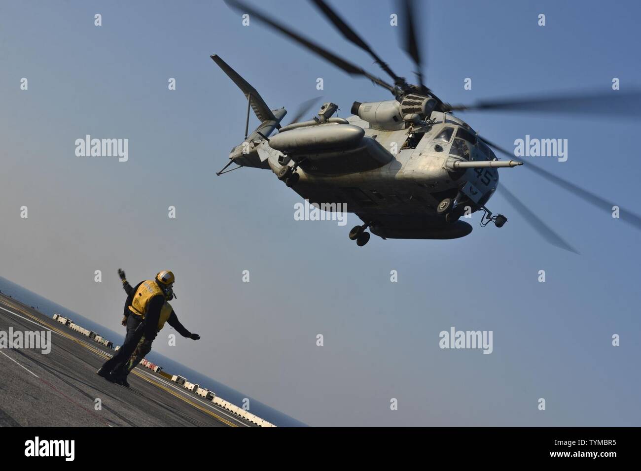 Atlantik (Nov. 16, 2016) - Ein CH-53E Super Stallion, zugeordnet zu den Marine schweren Helikopter Squadron 464 (HMH-464), zieht aus der Flight Deck der Amphibisches Schiff USS Iwo Jima (LHD7). Iwo Jima vor kurzem ging nach New York in den Veteranen Woche New York City 2016 Teilnehmenden der Service für alle unsere Nation Veteranen zu ehren. Stockfoto