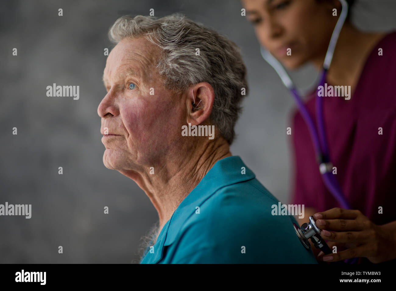 Krankenschwester hören Herzschlag eines älteren Patienten. Stockfoto