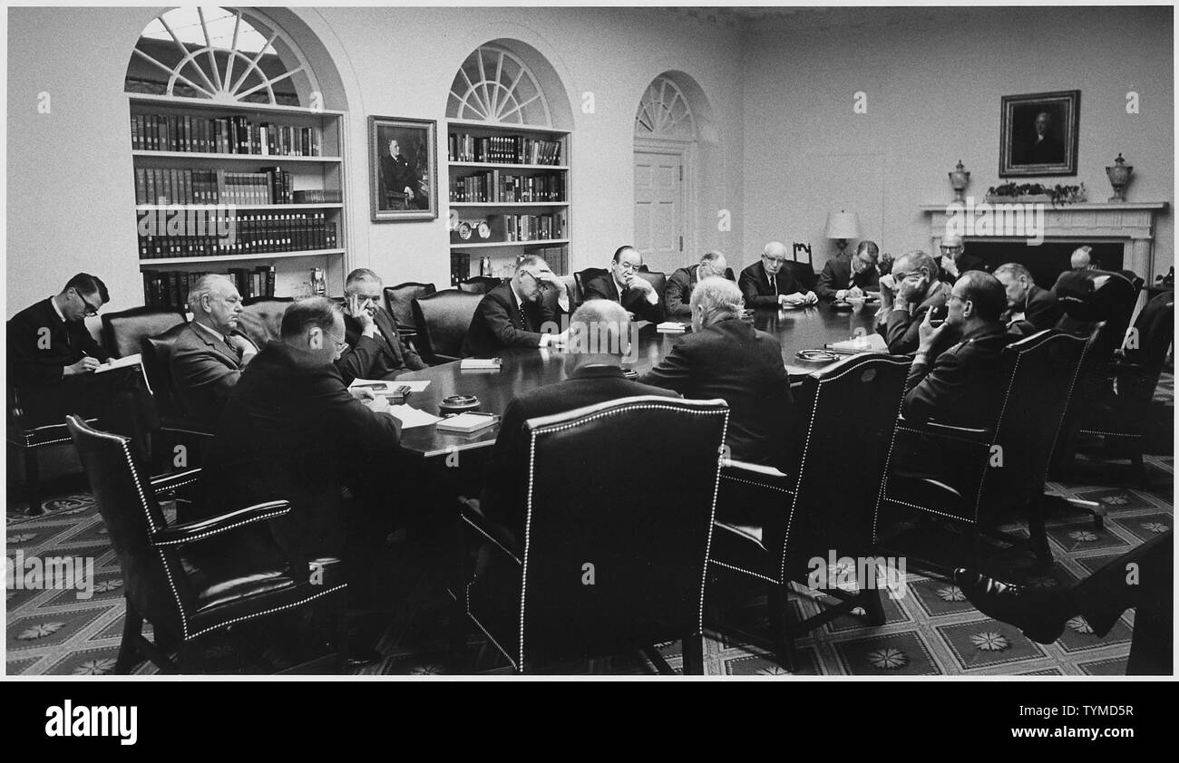 Die Weisen: Kabinett Zimmer Konferenz; Umfang und Inhalt: Lage: das Weiße Haus Schaltschrank. Drücken Sie dargestellt: Assistent Sekretär Tom Johnson, Dean Acheson, Botschafter Henry Cabot Lodge, Douglas Dillon, Vice Präsident Hubert H. Humphrey, Robert Murphy, General Omar Bradley, Cyrus Vance, George Ball, Pressesekretär des Georg Christian, General Maxwell Taylor, Präsident Lyndon B. Johnson, General Earle Wheeler, Arthur Dean, General Matthew Ridgway, McGeorge Bundy. Stockfoto