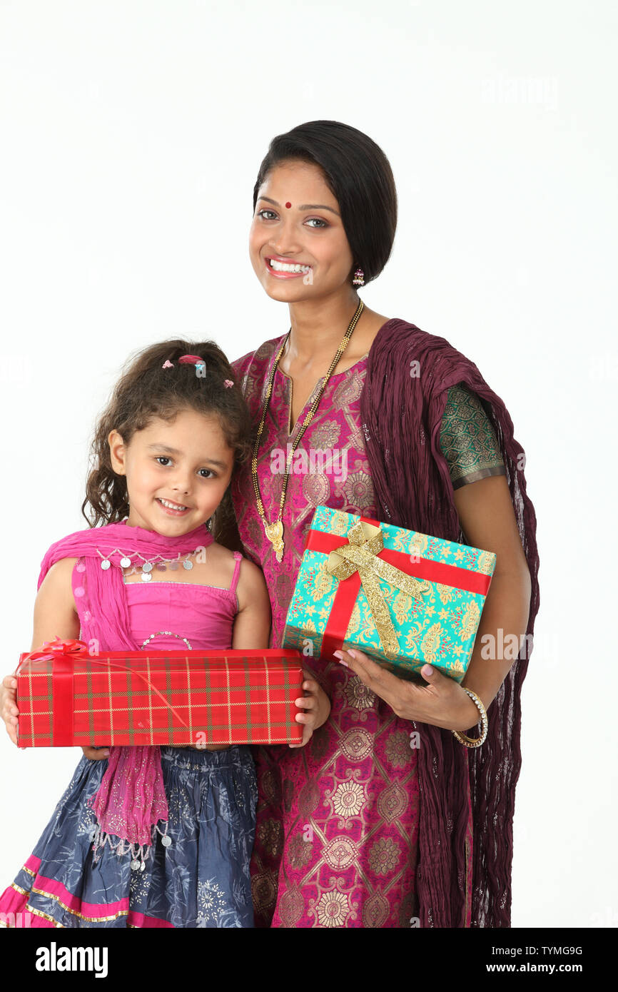 Frau mit ihrer Tochter hält Geschenke Stockfoto