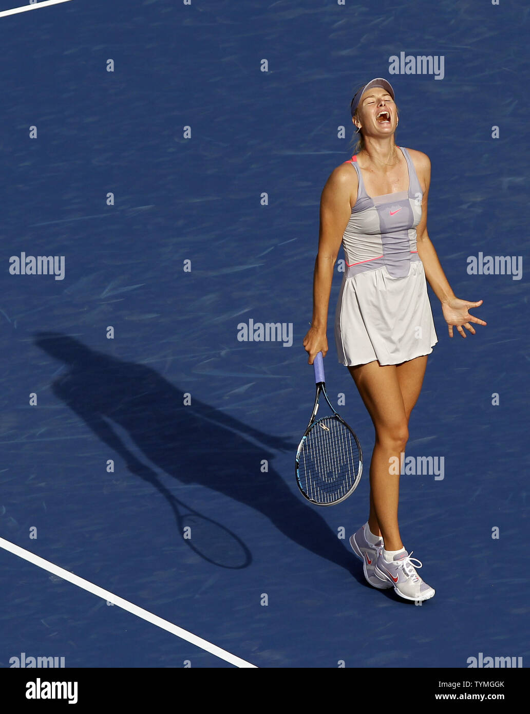 Maria Sharapova von Russland reagiert, nachdem ein Punkt im zweiten Satz Ihres 3 Sieg über Heather Watson von England am 1. Tag im Arthur Ashe Stadion bei den US Open Tennis Championships Stadion in der Billie Jean King National Tennis Center in New York City am 29. August 2011. UPI/John angelillo Stockfoto