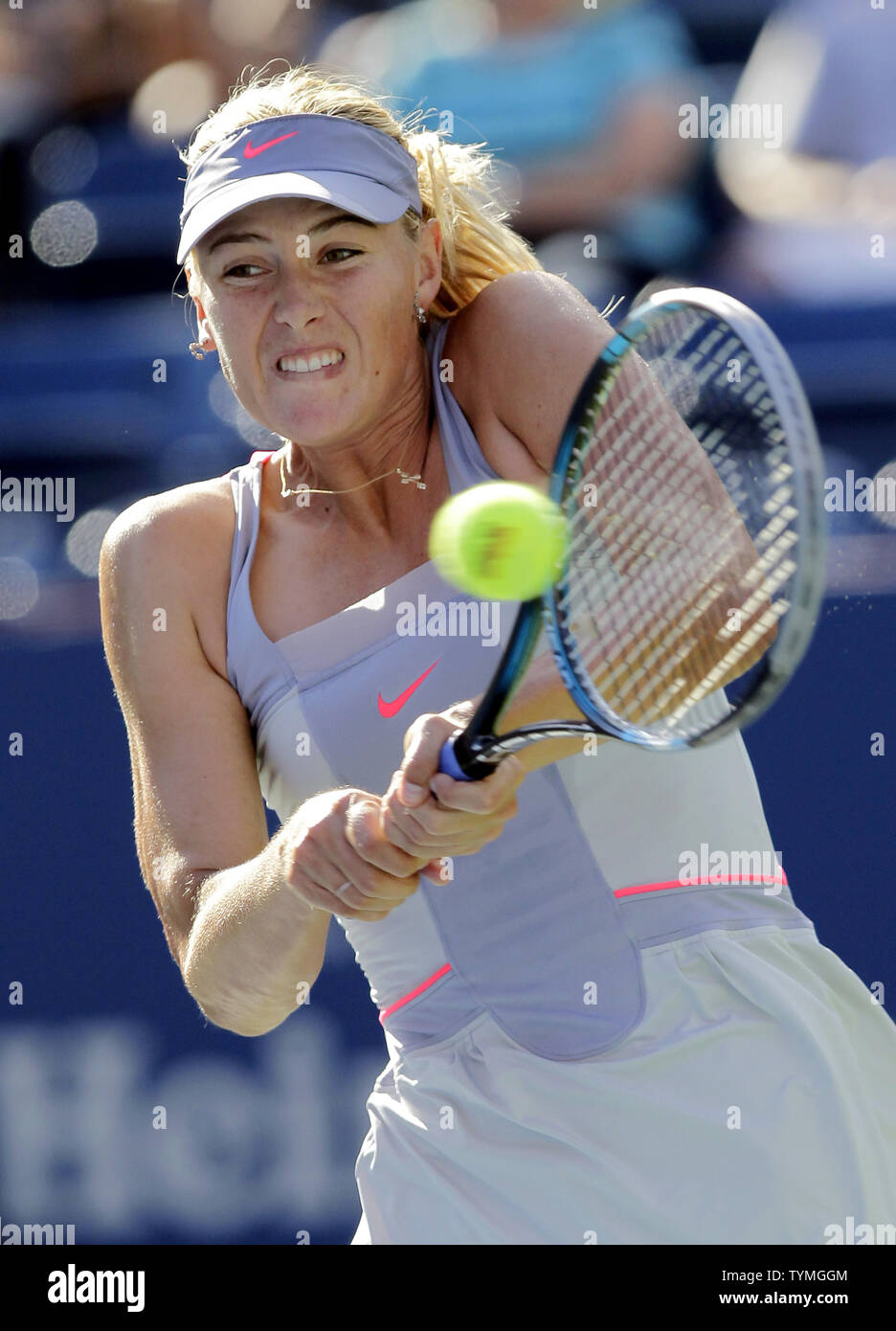 Maria Sharapova von Russland schlägt eine Vorhand im ersten Satz Ihres 3 Sieg über Heather Watson von England am 1. Tag im Arthur Ashe Stadion bei den US Open Tennis Championships Stadion in der Billie Jean King National Tennis Center in New York City am 29. August 2011. UPI/John angelillo Stockfoto