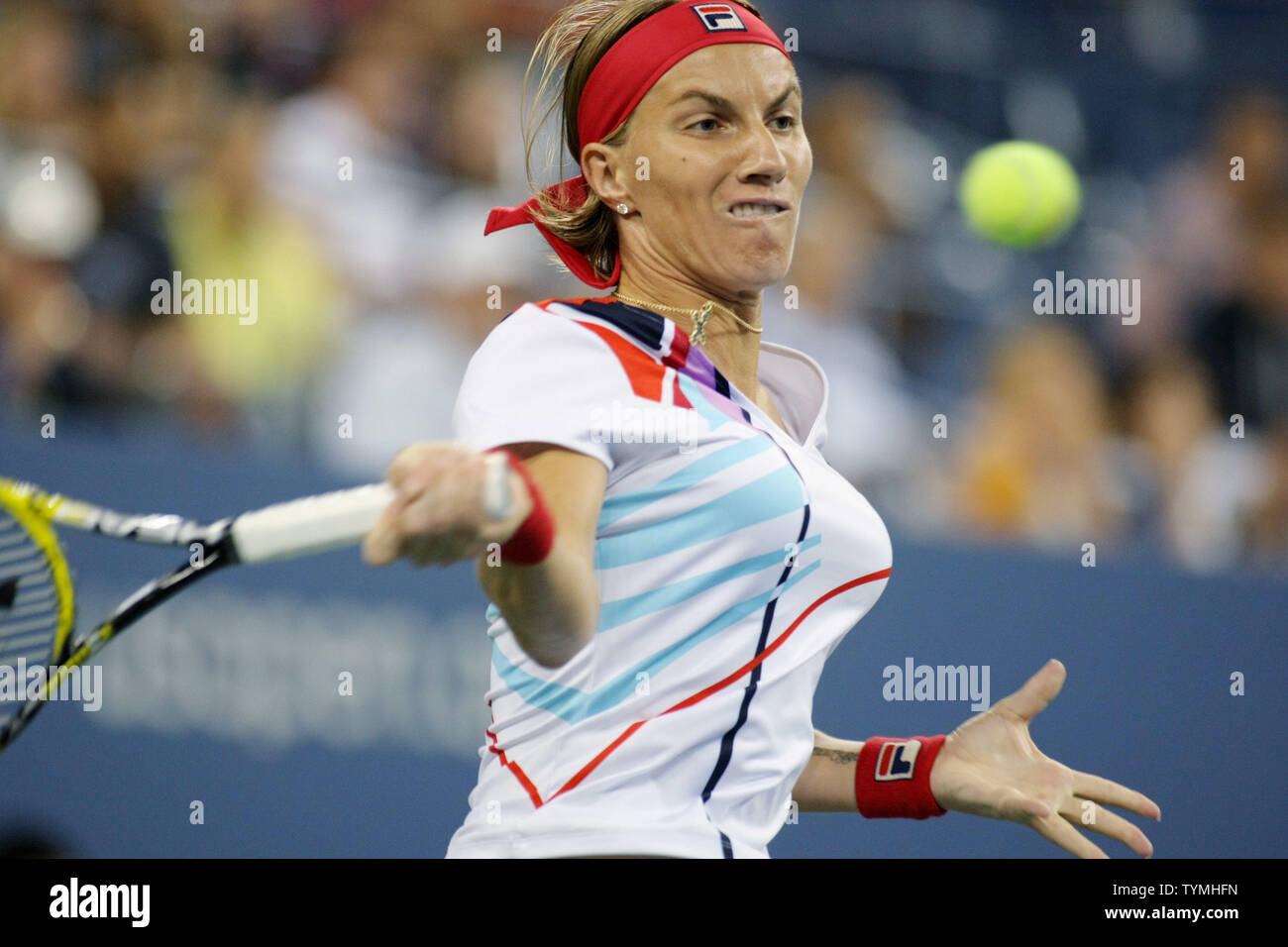 Svetlana Kuznetsova Russlands, fünfzehnten Saatgut, gibt den Ball zu Caroline Wozniack von Dänemark, der ersten Samen, in der vierten Runde der US Open an der National Tennis Center am 5. September 2011 in New York. UPI/Monika Graff Stockfoto