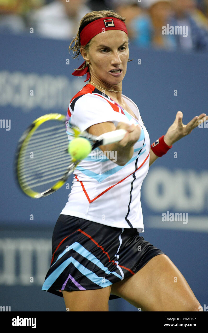 Svetlana Kuznetsova Russlands, fünfzehnten Saatgut, gibt den Ball zu Caroline Wozniack von Dänemark, der ersten Samen, in der vierten Runde der US Open an der National Tennis Center am 5. September 2011 in New York. UPI/Monika Graff Stockfoto