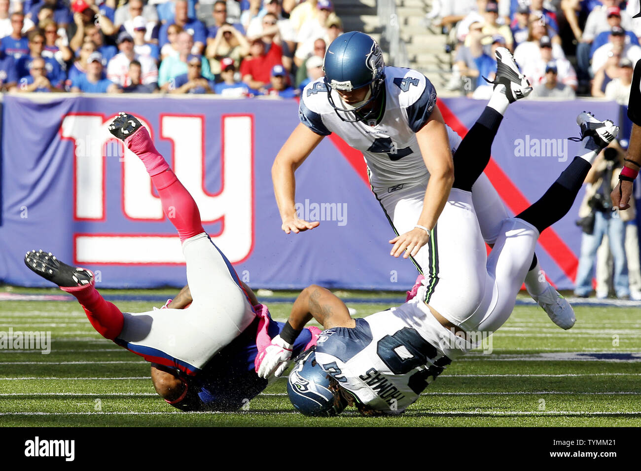 New York Giants Devin Thomas wird von Seattle Seahawks Steven Hauschka (4) und Earl Thomas angegangen, während er ein Kick-off ist wieder im vierten Quartal in Woche 5 der NFL Saison an MetLife Stadium in East Rutherford, New Jersey, die am 9. Oktober 2011. Die Seahawks die Riesen besiegte 36-25. UPI/John angelillo Stockfoto