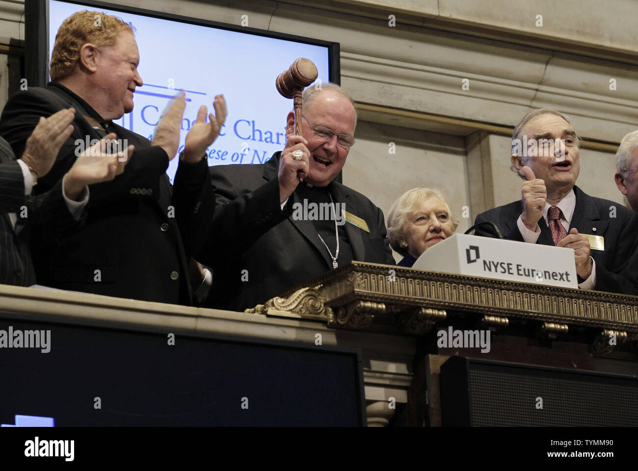 Seine Exzellenz, Timothy M. Dolan, Erzbischof von New York und Baseball großer Rusty Staub Ring der öffnung Glocke an der New Yorker Börse an der Wall Street in New York City am 17. Oktober 2011. UPI/John angelillo Stockfoto