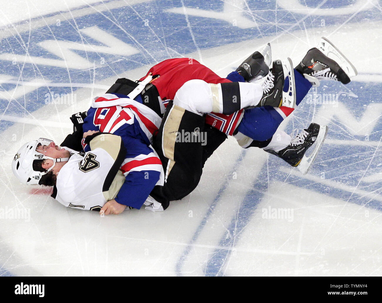 Ice Hockey Fighting Stockfotos Ice Hockey Fighting Bilder Alamy