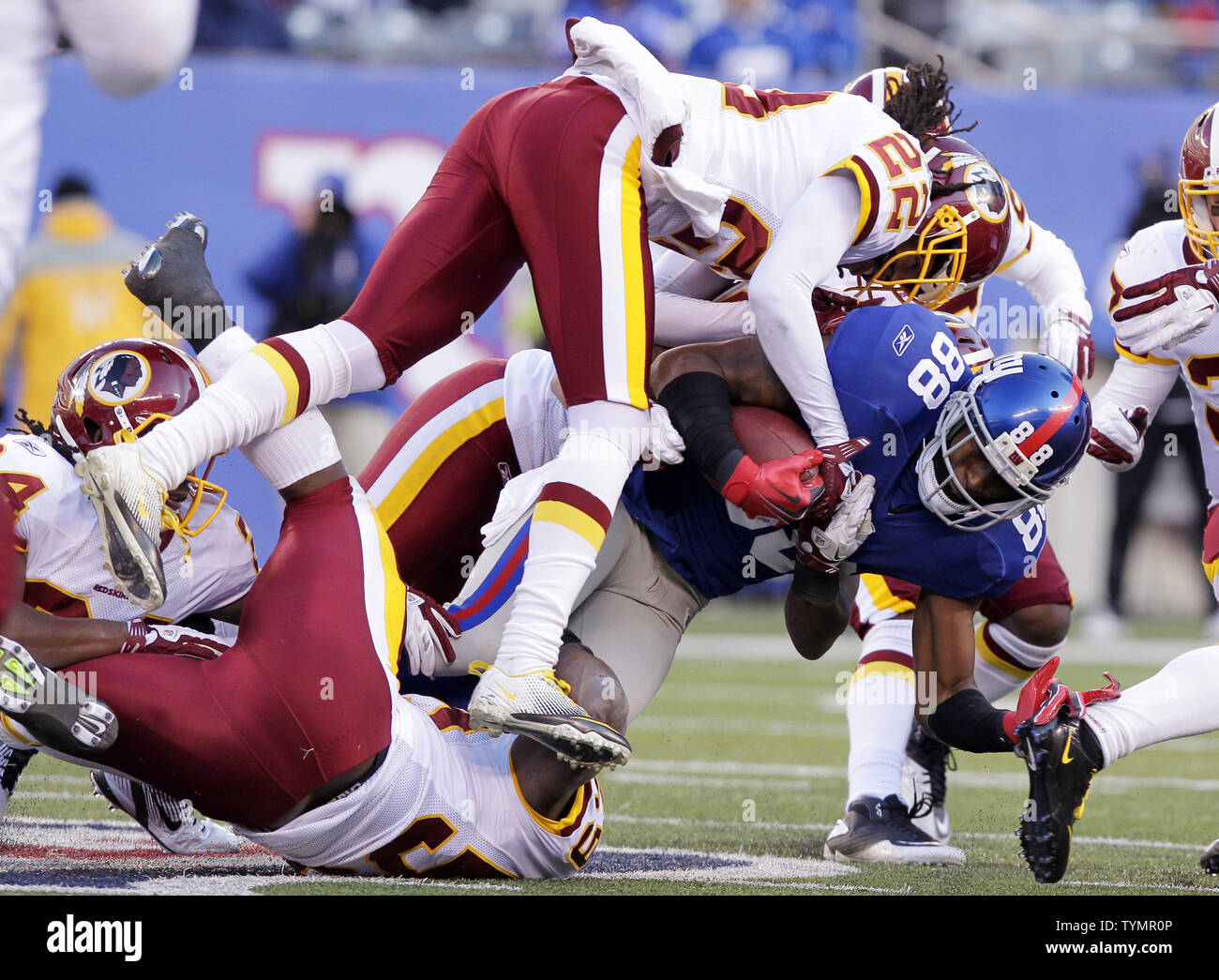 Washington Redskins Kevin Barnes Sprünge New York Giants Hakeem Kerben im dritten Quartal in Woche 15 der NFL Saison an MetLife Stadium in East Rutherford, New Jersey am 18. Dezember 2011 in Angriff zu nehmen. Rex Grossman Throws für 185 Yards und einen Touchdown und die Redskins die Riesen besiegte 23-10. UPI/John angelillo Stockfoto