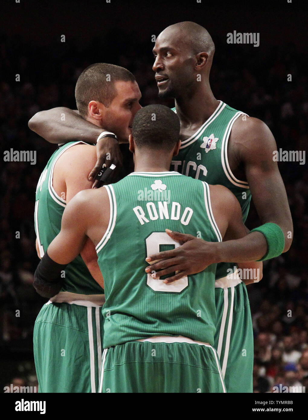 Boston Celtics Sasha Pavlovic, Kevin Garnett und Rajon Rondo gemeinsam auf dem Hof für ein time out im vierten Viertel gegen die New York Knicks im ersten Spiel der NBA-Saison 2011 am Weihnachtstag im Madison Square Garden in New York City am 25. Dezember 2011. Die Knicks besiegten die Celtics 106-104. UPI/John angelillo Stockfoto