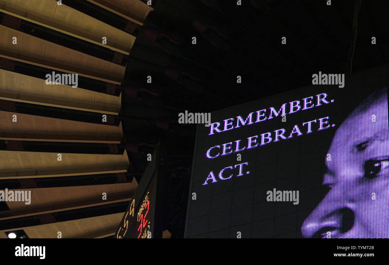 New York Knicks Orlando Magic Spieler und Fans nehmen Sie sich einen Moment Zeit, um Martin Luther King Jr. auf Martin Luther King Jr. Day im Madison Square Garden in New York City am 16. Januar 2012 zu Ehren. UPI/John angelillo Stockfoto