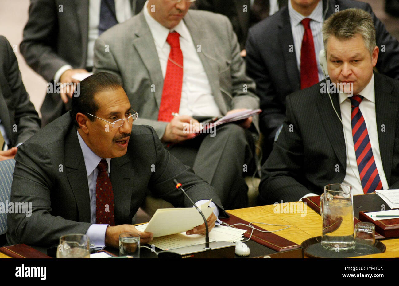 Prime Minismmmter von Katar, Scheich Hamad Bin Jassim Al-Thani (L) Adressen der Sicherheitsrat, als er für die Unterstützung der Friedensplan des Generalsekretärs der Arabischen Liga für Syrien als Michael Link, ganz rechts, Minister des Auswärtigen Amtes der Bundesrepublik Deutschland fragt, hört während der Tagung des Sicherheitsrates der Vereinten Nationen am 31. Januar 2012 in New York City. Der vorgeschlagene Plan fordert die Übertragung der Macht von der syrische Präsident Bashar al-Assad zu seinem Stellvertreter und für freie Wahlen abgehalten werden. UPI/Monika Graff Stockfoto