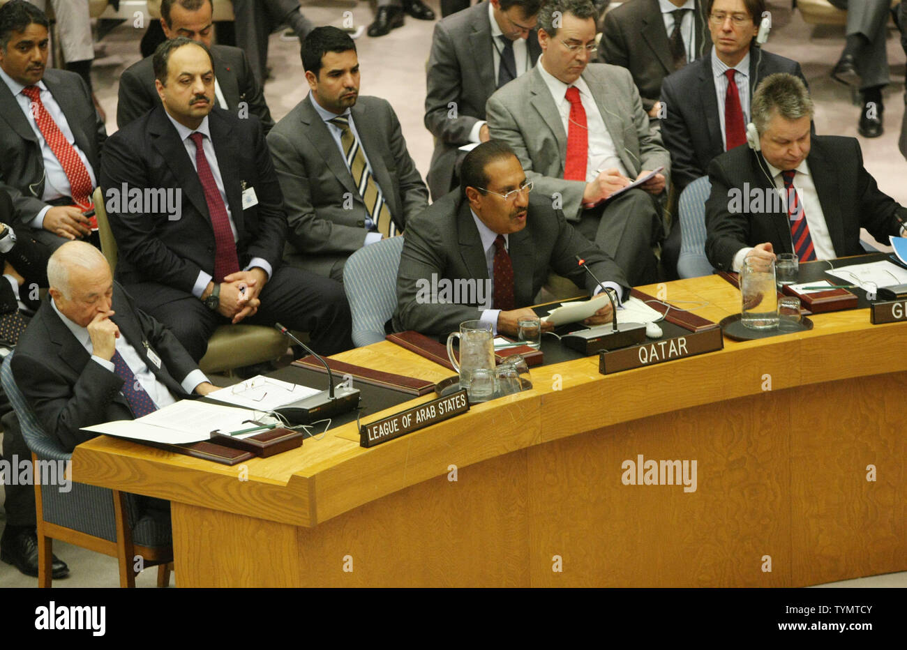 Premierminister von Katar, Scheich Hamad Bin Jassim Al-Thani, Mitte, fordert der Sicherheitsrat der Friedensplan des Generalsekretärs der Arabischen Liga für Syrien als Generalsekretär der Arabischen Liga, Nabil Elaraby (L) und Michael Link, ganz rechts, Minister des Auswärtigen Amtes der Bundesrepublik Deutschland zu unterstützen, hören Sie während der Tagung des Sicherheitsrates der Vereinten Nationen am 31. Januar 2012 in New York City. Der vorgeschlagene Plan fordert die Übertragung der Macht von der syrische Präsident Bashar al-Assad zu seinem Stellvertreter und für freie Wahlen abgehalten werden. UPI/Monika Graff Stockfoto