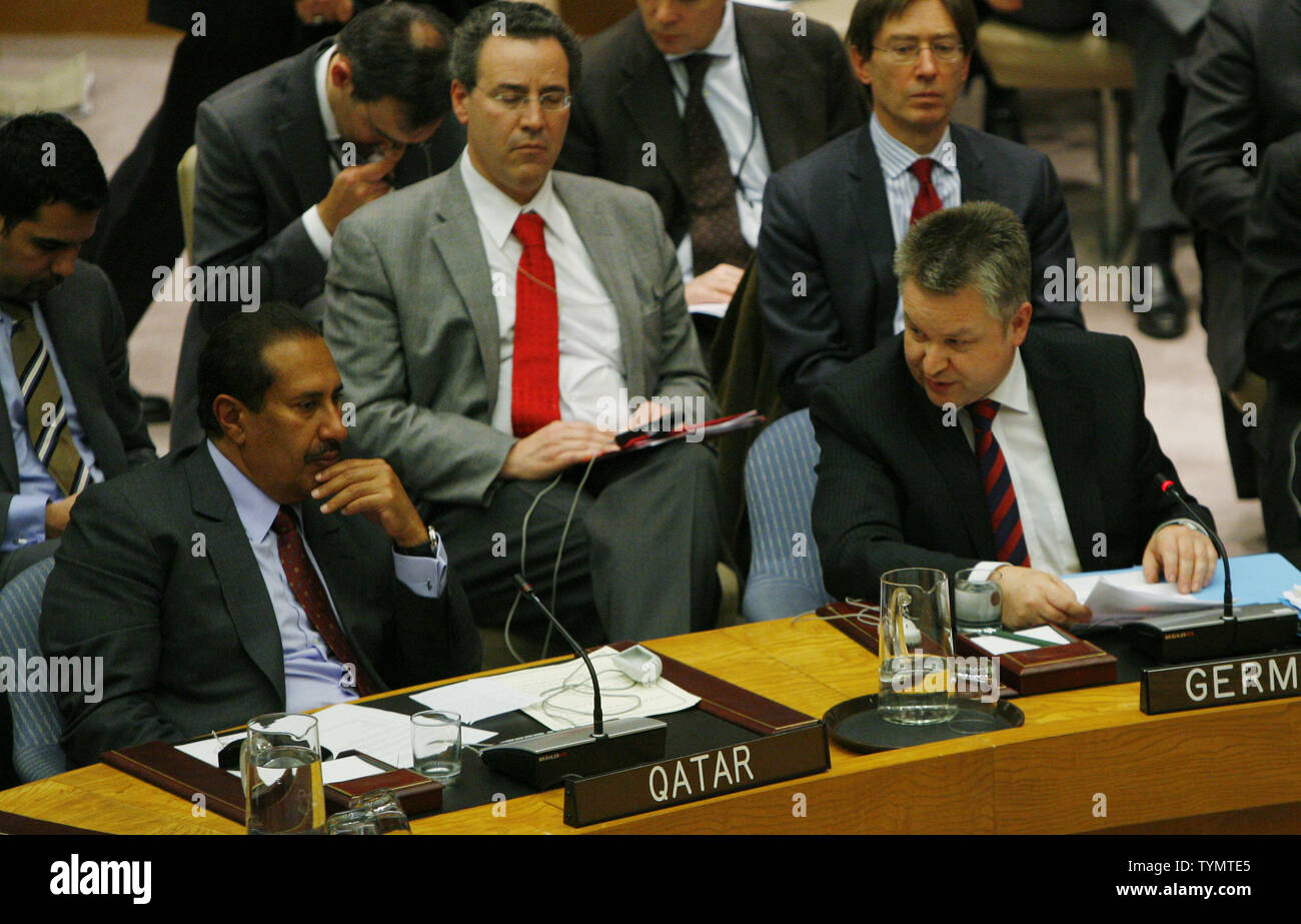 Michael Link (R), Minister des Auswärtigen Amtes der Bundesrepublik Deutschland, Adressen der Sicherheitsrat als Er bittet um Unterstützung der Friedensplan des Generalsekretärs der Arabischen Liga für Syrien als Premierminister von Katar, Scheich Hamad Bin Jassim Al-Thani, links, bei den Vereinten Nationen am 31. Januar 2012 in New York City hört. Der vorgeschlagene Plan fordert die Übertragung der Macht von der syrische Präsident Bashar al-Assad zu seinem Stellvertreter und für freie Wahlen abgehalten werden. UPI/Monika Graff Stockfoto