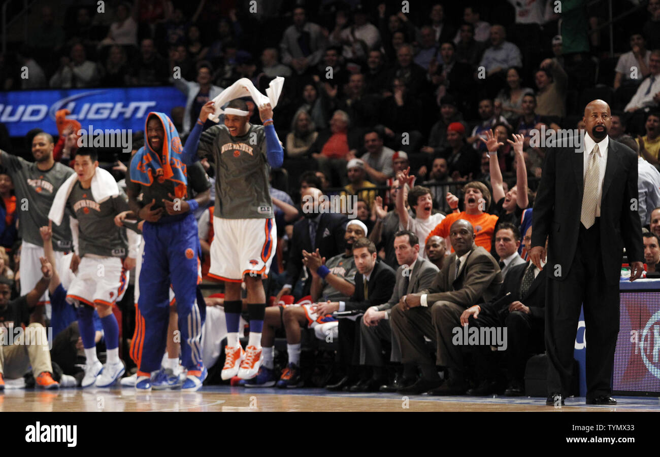 New York Knicks Tyson Chandler Jeremy Lin Amar E Stoudemire Und Carmelo Anthony Reagieren Wahrend Head Coach Mike Woodson In Der Nahe Der Sitzbank Steht Nach Steve Novak Ein Schuss Mit 3 Punkten