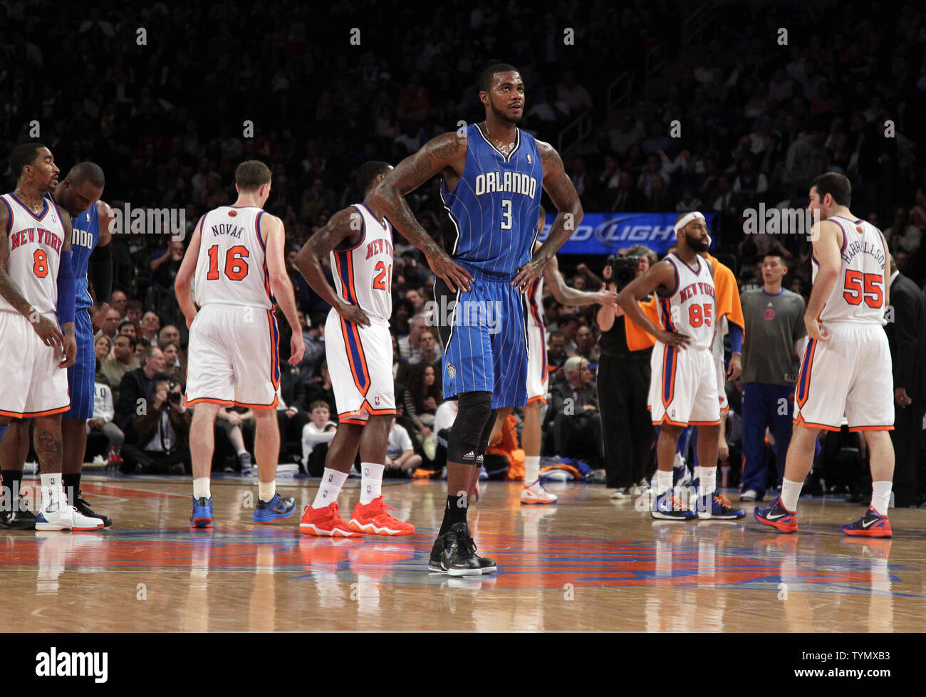 Orlando Magic Earl Clark reagiert, wenn ein time out im vierten Viertel gegen die New York Knicks im Madison Square Garden in New York City am 28. März 2012 genannt wird. Die Knicks besiegten die Magic 108-86. UPI/John angelillo Stockfoto