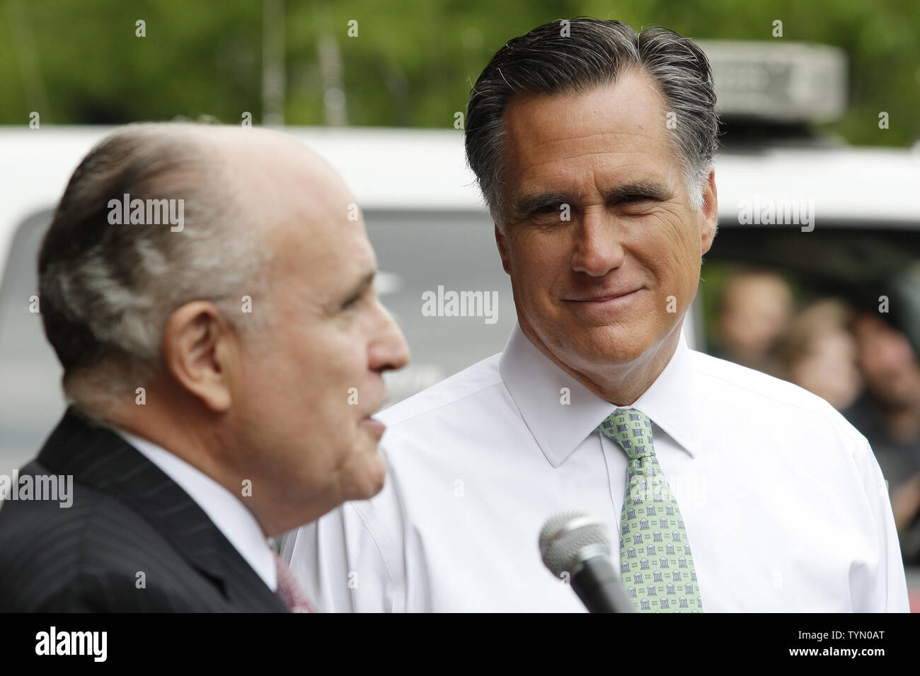 Us-republikanische Präsidentschaftskandidat Gouverneur Mitt Romney und ehemalige Bürgermeister Rudy Giuliani sprechen zu den Medien am Motor 24 Leiter 5 Firehouse in New York City am 1. Mai 2012. UPI/John angelillo Stockfoto