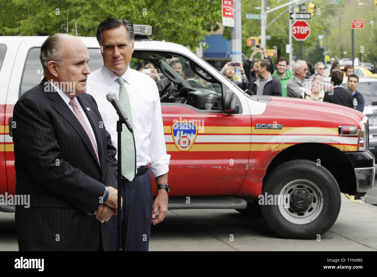 Us-republikanische Präsidentschaftskandidat Gouverneur Mitt Romney und ehemalige Bürgermeister Rudy Giuliani sprechen zu den Medien am Motor 24 Leiter 5 Firehouse in New York City am 1. Mai 2012. UPI/John angelillo Stockfoto