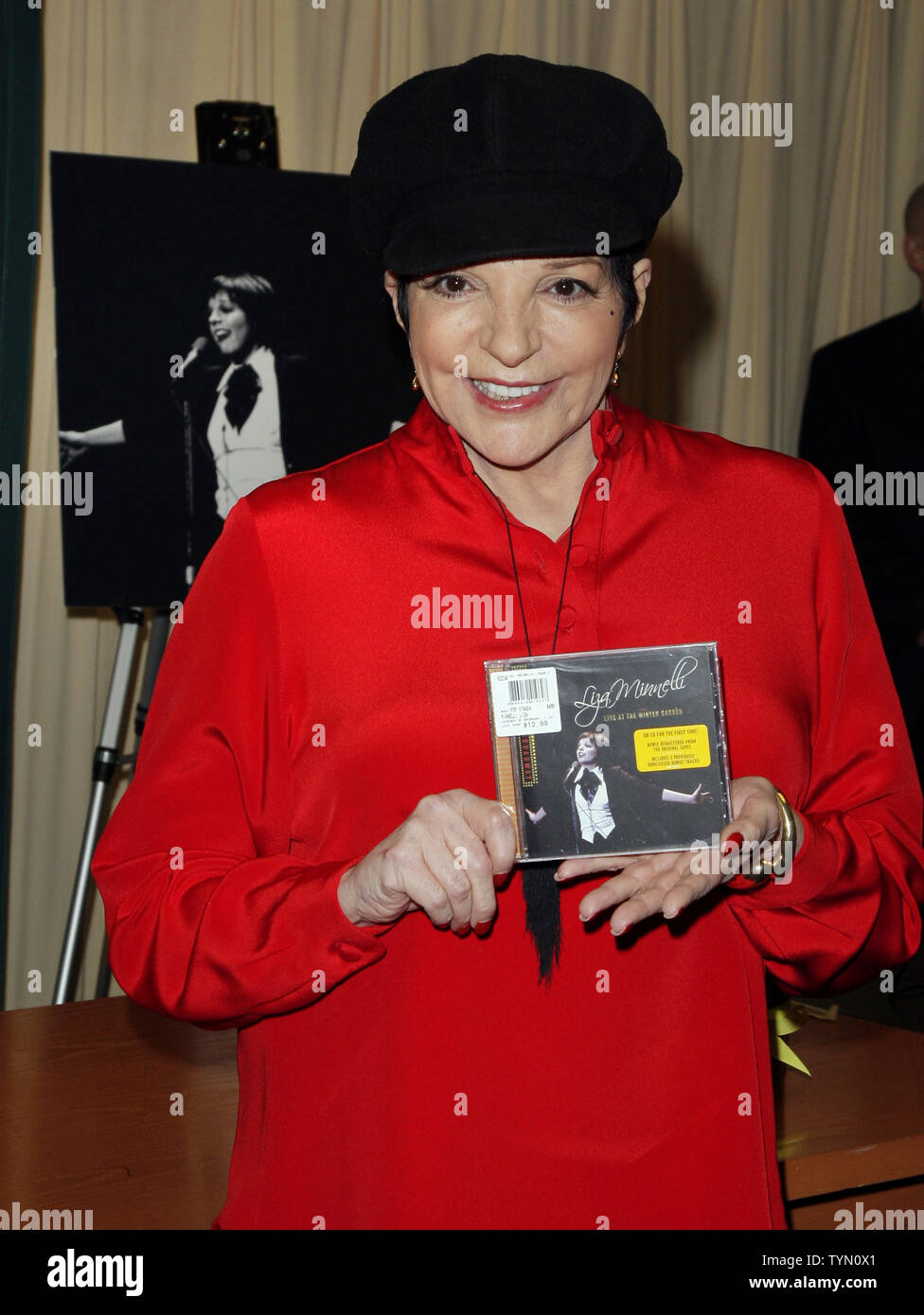 Bühne und Bildschirm legende Liza Minnelli kommt Exemplare Ihrer neuen CD, Liza Minnelli Live im Wintergarten zu unterzeichnen, bei Barnes & Noble in New York City am 9. Mai 2012. UPI/John angelillo Stockfoto