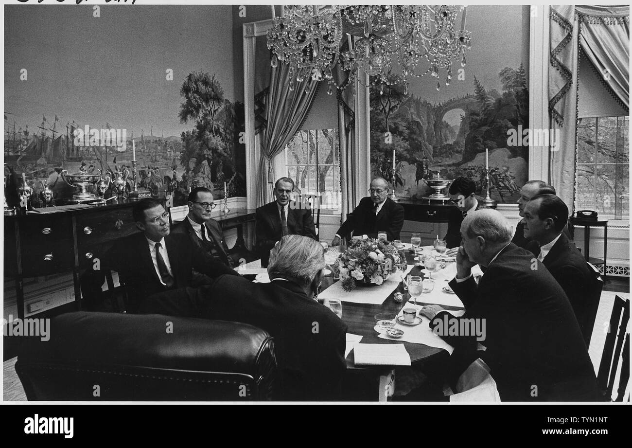 Dienstag, Mittagessen; Umfang und Inhalt: Lage: das Weiße Haus Esszimmer. Dargestellt: (im Uhrzeigersinn) Verteidigungsminister Robert McNamara, General Earle Wheeler, Clark Clifford, Walt Rostow, Stellvertretender Pressesprecher Tom Johnson, Pressesekretär des Georg Christian, CIA-Direktor Richard Helms, Außenminister Dean Rusk, Präsident Lyndon B. Johnson. Stockfoto