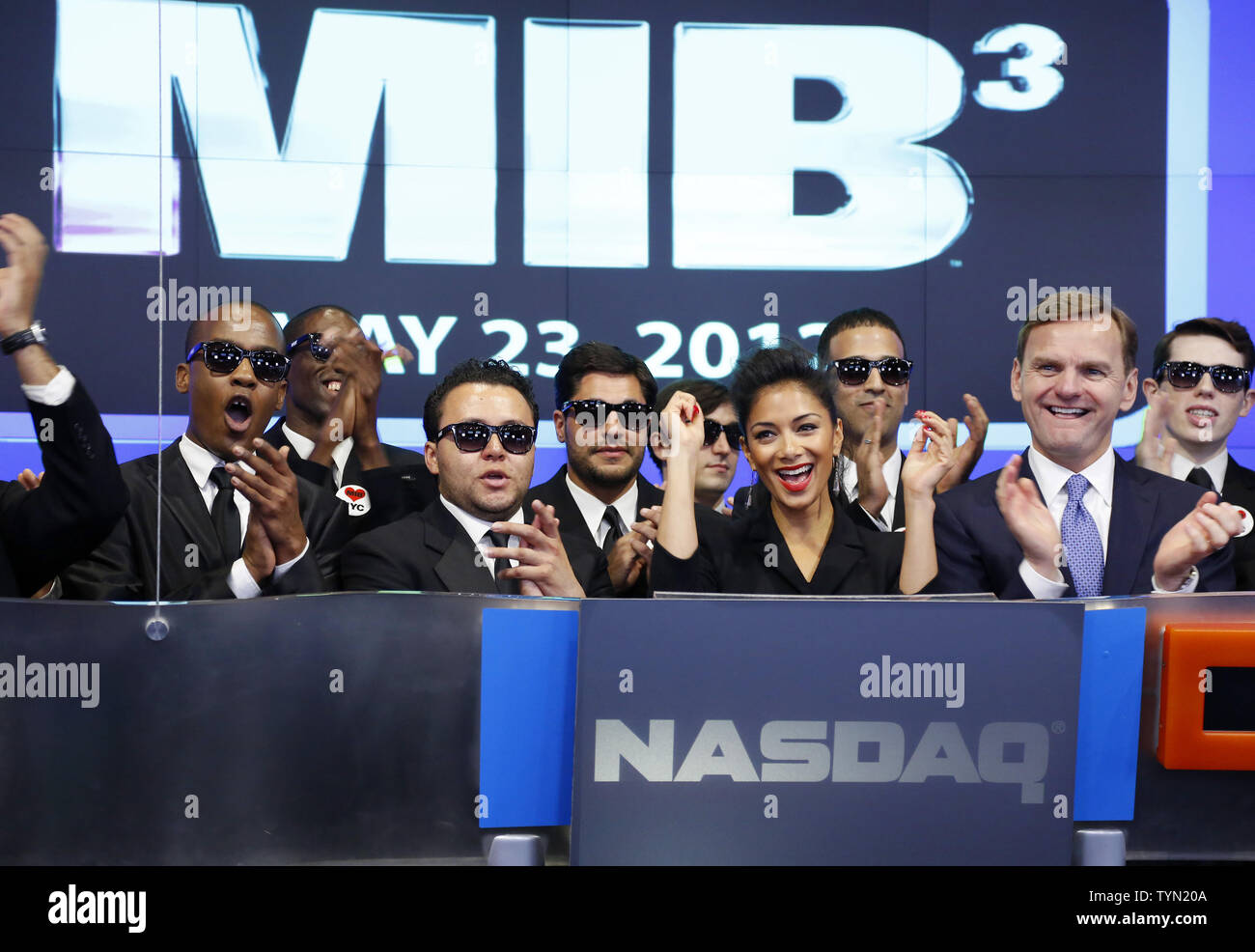 Nicole Scherzinger und NASDAQ Executive Vice President Bruce Aust reagieren vor dem Klingeln der öffnung Glocke bei der Förderung der Film "Men in Black III an der NASDAQ am Times Square in New York City am 23. Mai 2012. UPI/John angelillo Stockfoto