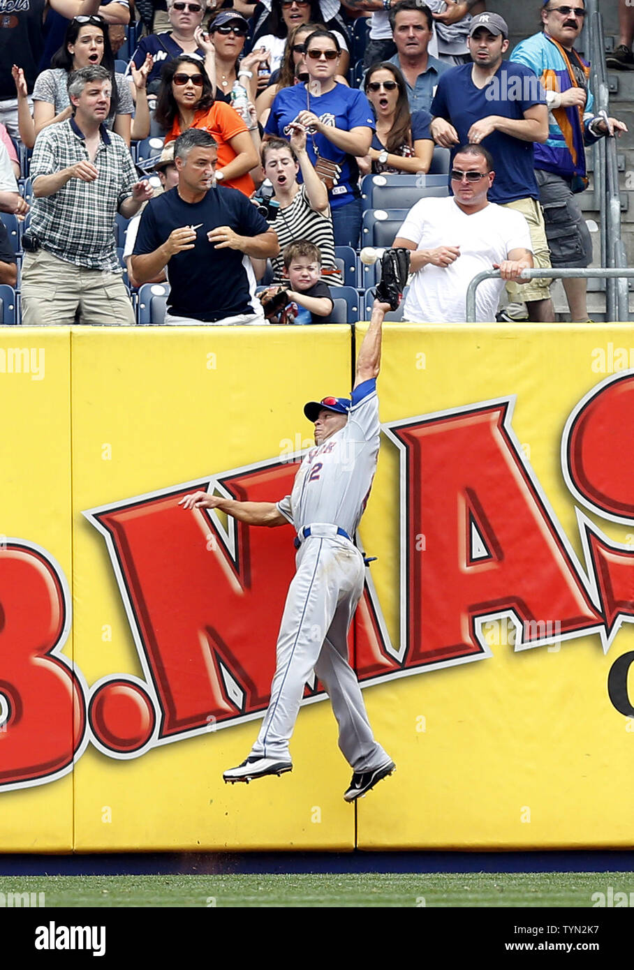 Fans watch New York Mets Scott Hairston Sprung eine Kugel durch New York Yankees Russell Martin getroffen, die als ein Home Run im siebten Inning im Yankee Stadium in New York City am 10. Juni 2012 erzielt wurde. UPI/John angelillo Stockfoto