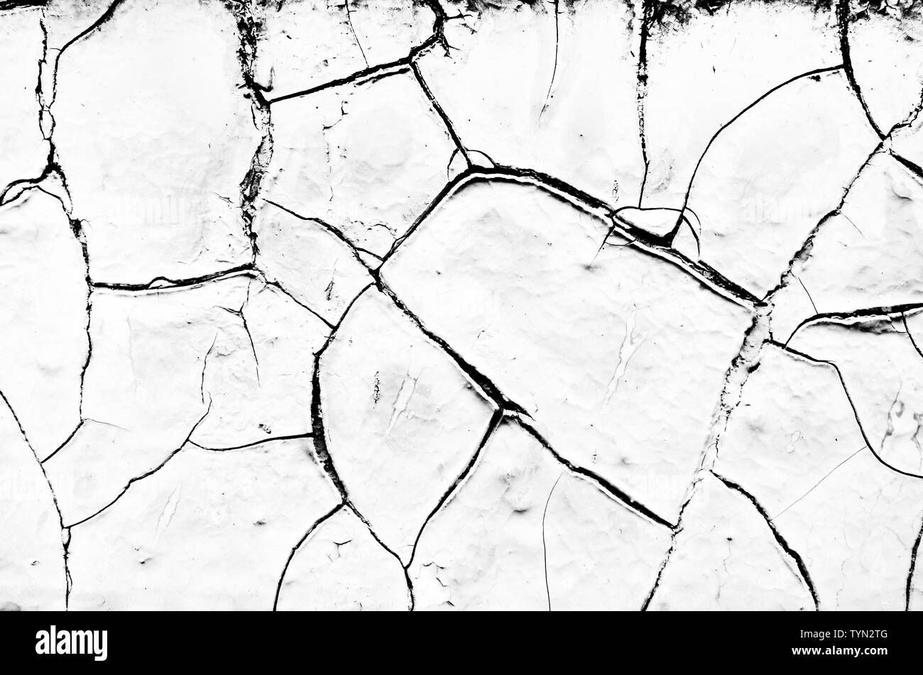 Close-up Detail der gerissene Farbe auf Wand. Schwarz und Weiß. Fragment einer Oberfläche der Wand mit gecrackten Lackierung Licht / Stockfoto