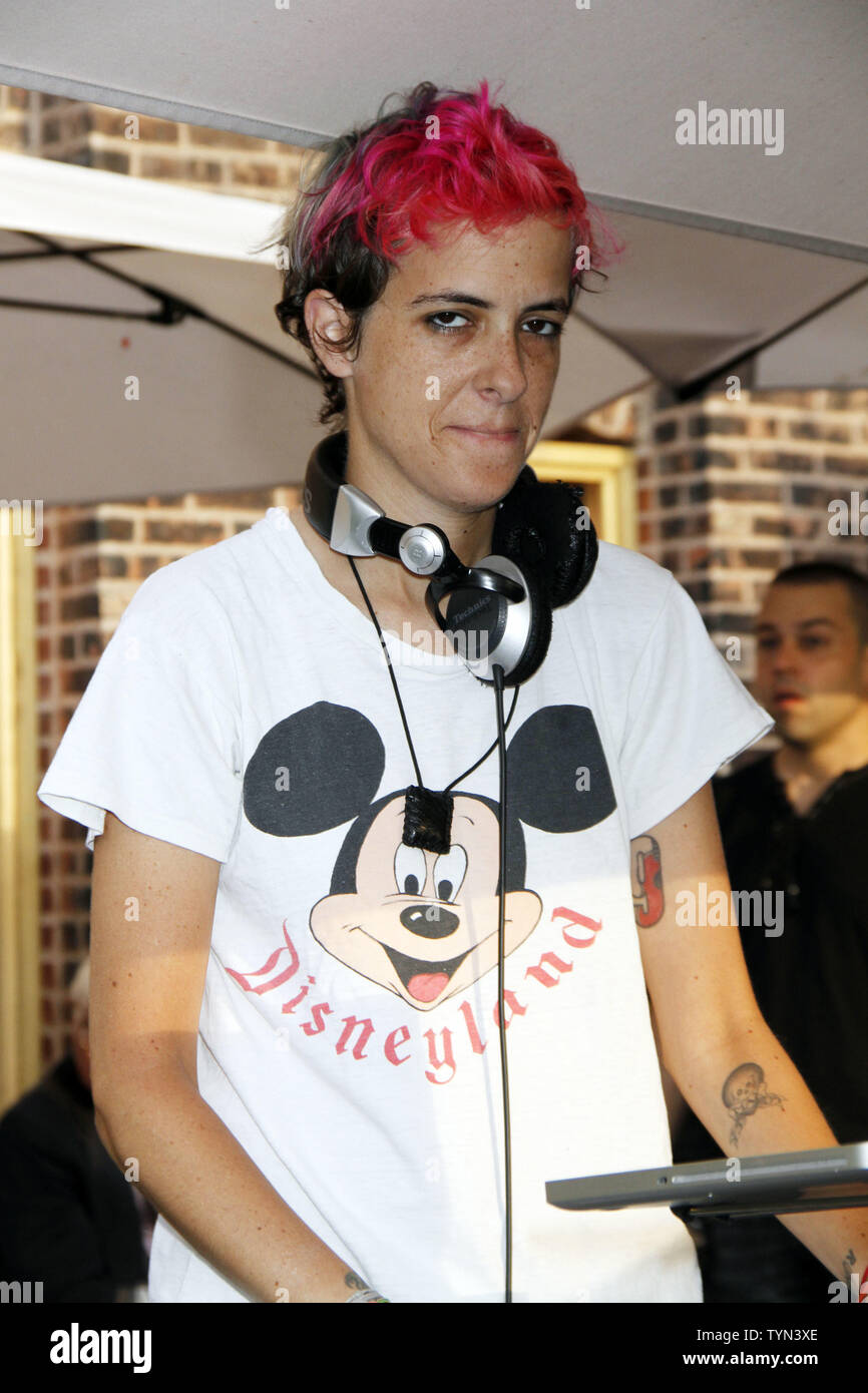 DJ Samantha Ronson spins Datensätze am Maria Menounos Start von "Ihrem Facemate.com' an STK Dachterrasse in New York am 10. Juli 2012. UPI/Laura Cavanaugh Stockfoto