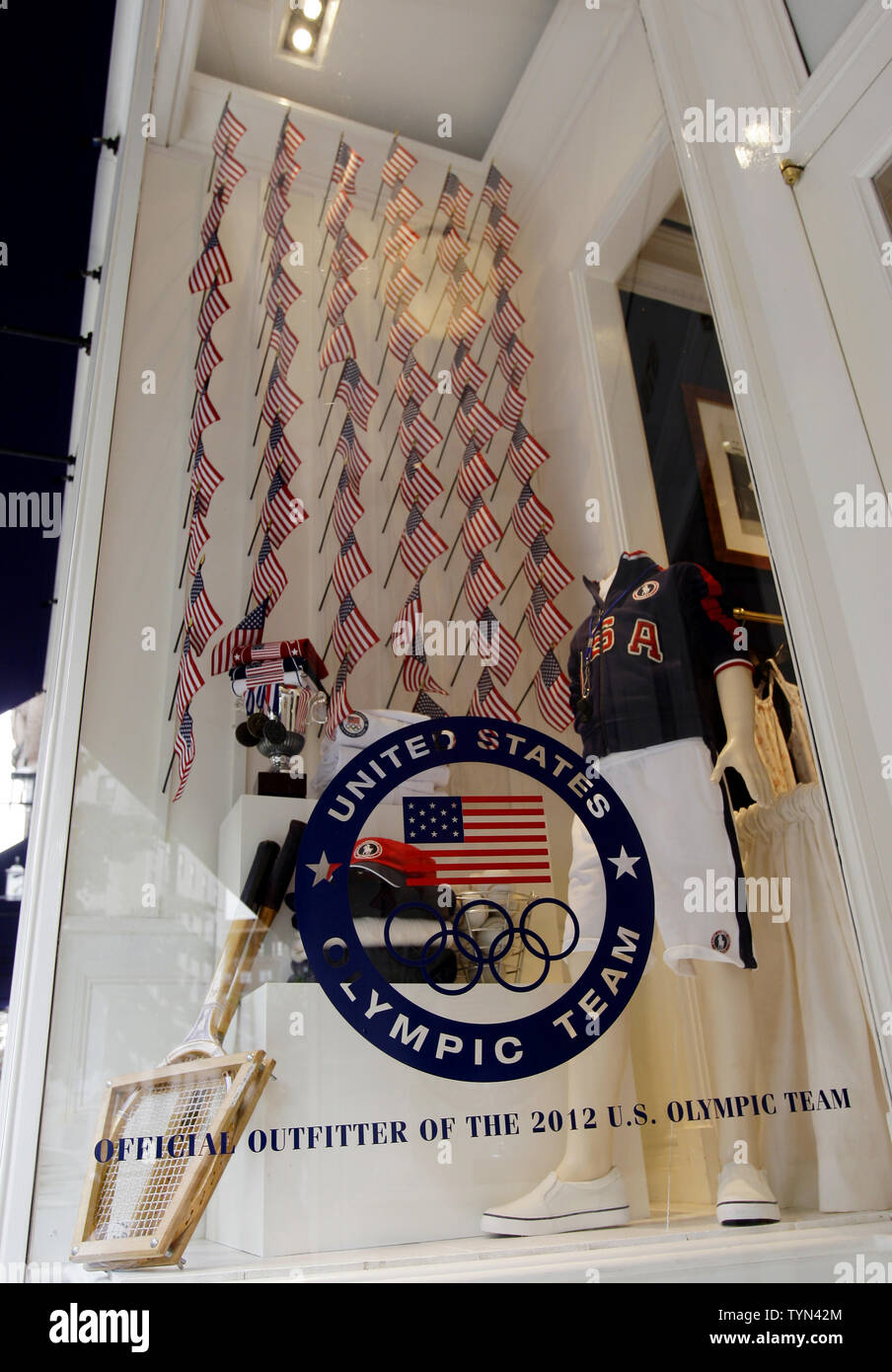 Fußgänger zu Fuß von zeigt der USA Olympics Kleidung an der Ralph Lauren Store auf der Lexington Avenue in New York City am 13. Juli 2012. Einige Gesetzgeber, meist Demokraten, unbelastet in dieser Woche auf der US-amerikanischen Olympischen Komitee nach Nachrichten berichtet, dass US-Athleten in diesem Jahre London Spiele werden Outfits entworfen von amerikanischen Ralph Lauren tragen, aber vor allem in China hergestellt. UPI/John angelillo Stockfoto