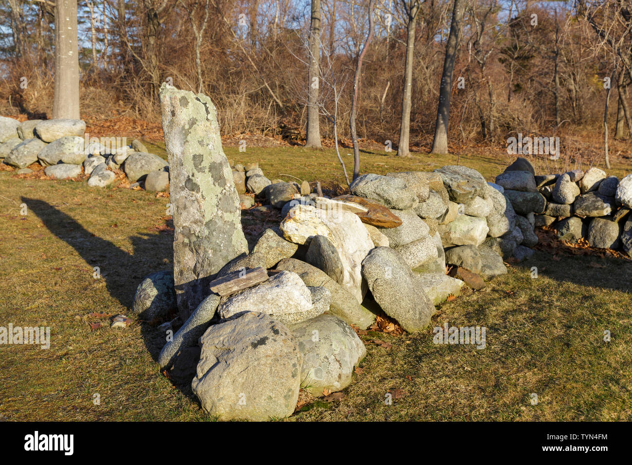 Steinmauer im Odiorne Point State Park in Rye, New Hampshire USA während der Frühlingsmonate Stockfoto