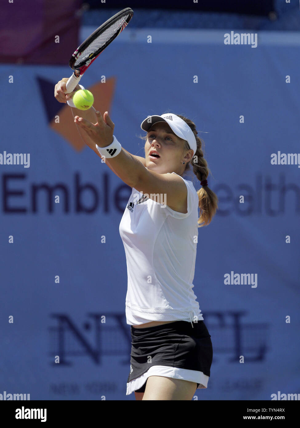 Anna Chakvetadze Russlands dient zur romina Oprandi der Schweiz im Finale der Emblem Gesundheit Bronx Öffnen in Crotona Park in New York City am 12. August 2012. Oprandi besiegt Chakvetadze in 3 Sätzen die Meisterschaft zu gewinnen. UPI/John angelillo Stockfoto