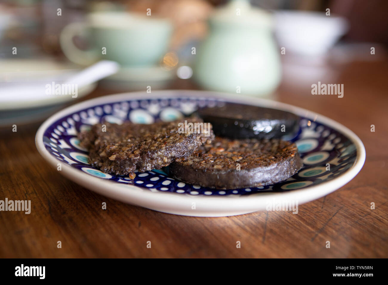Haggis für Frühstück auf einer Hand serviert lackiert Platte mit einem unscharfen Hintergrund Stockfoto