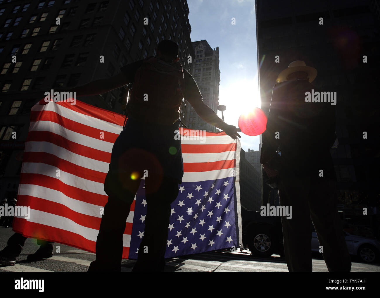 Eine Besetzt die Wall Street Demonstrant hält die amerikanische Flagge mit der Oberseite nach unten auf den Straßen in der Nähe der New York Stock Exchange in New York City am 17. September 2012. Mehrere Proteste sind den ganzen Tag auf der 1. Jahrestag der Besetzt die Wall Street Bewegung geplant. UPI/John angelillo Stockfoto