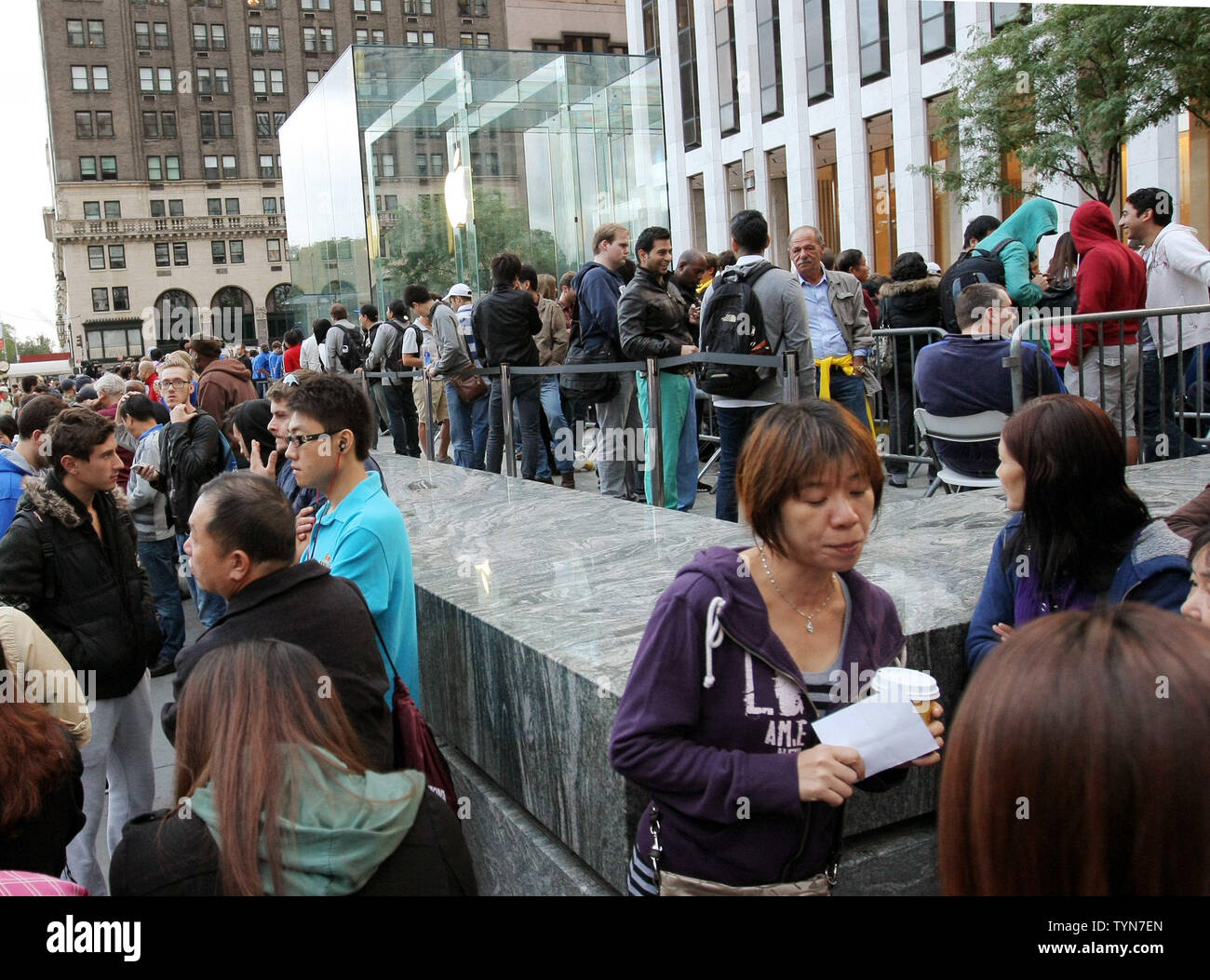 Leute richten im Apple Flagship Store in der Fifth Avenue haben das neue iPhone 5 am 21. September zu kaufen, 2012 in New York City. Die neue Version von Apples Smartphone verfügt über einen schlankeren Design, größeren Bildschirm und ein schnelleres Surfen beschleunigen. UPI/Monika Graff Stockfoto