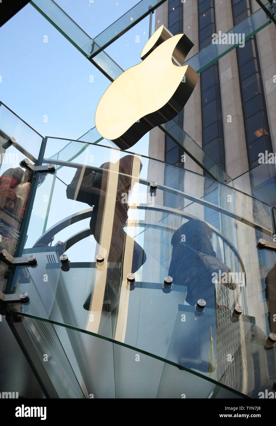 Leute, geben Sie die Apple Flagship Store in der Fifth Avenue haben das neue iPhone 5 am 21. September zu kaufen, 2012 in New York City. Die neue Version von Apples Smartphone verfügt über einen schlankeren Design, größeren Bildschirm und ein schnelleres Surfen beschleunigen. UPI/Monika Graff Stockfoto