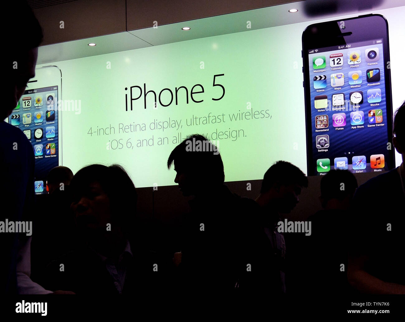 Kunden erfassen im Apple Flagship Store an der Fifth Avenue, die die neu veröffentlichten iPhone 5 am 21. September 2012 in New York City kaufen. Die neue Version von Apples Smartphone verfügt über einen schlankeren Design, größeren Bildschirm und ein schnelleres Surfen beschleunigen. UPI/Monika Graff Stockfoto