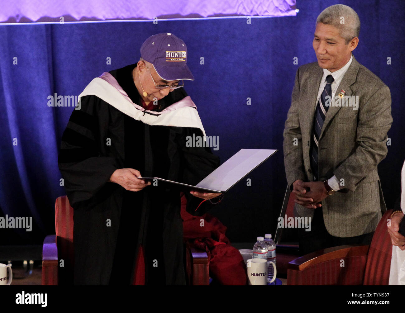 Seine Heiligkeit der 14 Dalai Lama, Tenzin Gyasto, steht auf der Bühne am Hunter College, wo er die Ehrendoktorwürde erhielt, ein Doktor der Humane Letters, am 19. Oktober 2012 in New York City. 1989 wurde ihm der Friedensnobelpreis für seine gewaltlosen Kampf für die Befreiung Tibets verliehen. UPI/John angelillo Stockfoto