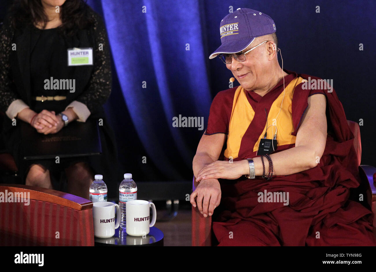 Seine Heiligkeit der 14 Dalai Lama, Tenzin Gyasto, sitzt auf der Bühne am Hunter College, wo er die Ehrendoktorwürde erhielt, ein Doktor der Humane Letters, am 19. Oktober 2012 in New York City. 1989 wurde ihm der Friedensnobelpreis für seine gewaltlosen Kampf für die Befreiung Tibets verliehen. UPI/John angelillo Stockfoto
