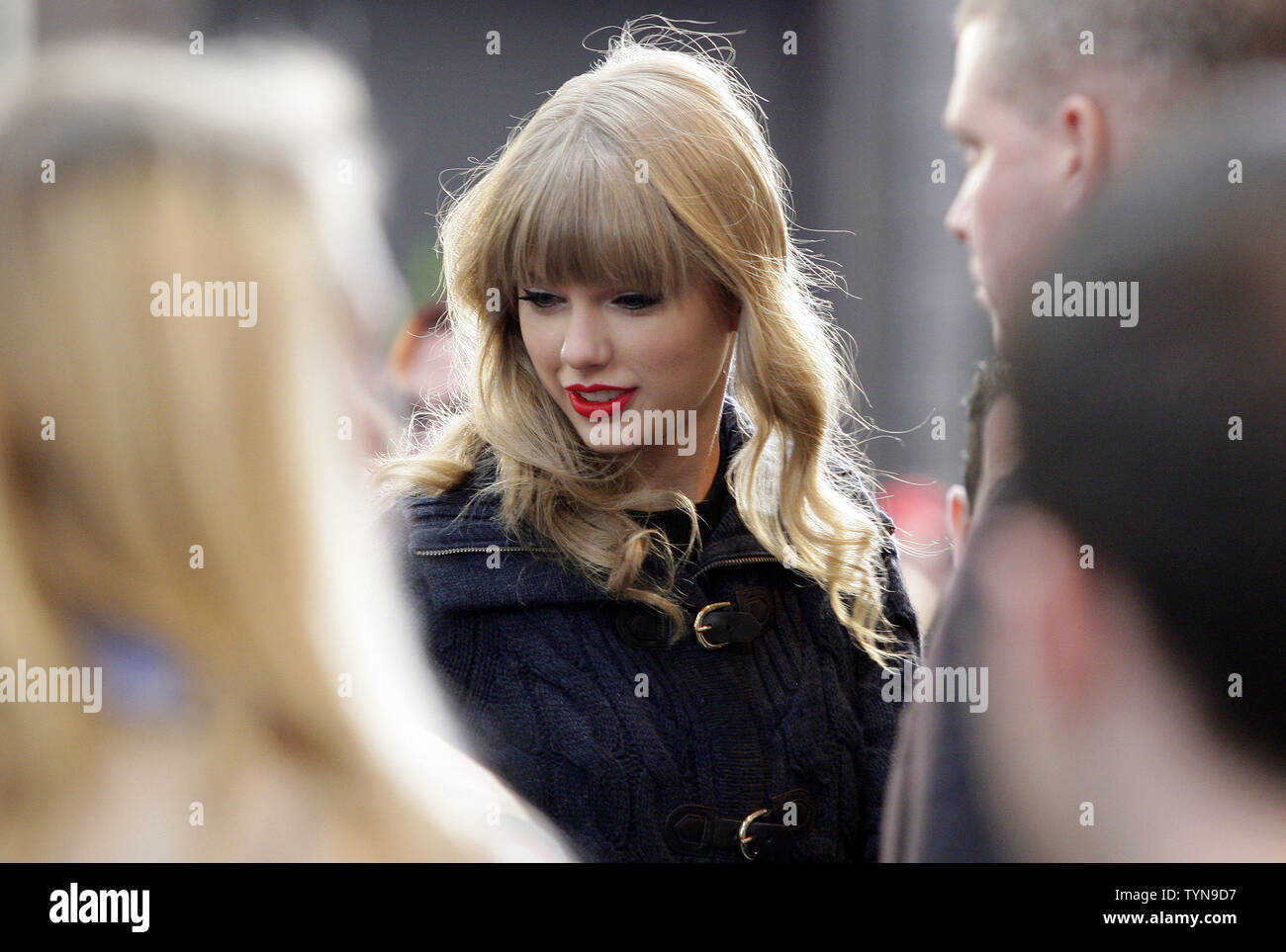 Taylor Swift steht von der Bühne, bevor Sie auf die Good Morning America Show in Times Square in New York City am 23. Oktober 2012 durchführt. UPI/John angelillo Stockfoto